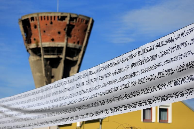Na Mitnici postavljen banner dužine 210 metara s imenima heroja Vukovara, Foto: Davor Javorović/PIXSELL Na Mitnici postavljen banner dužine 210 metara s imenima heroja Vukovara, Foto: Davor Javorović/PIXSELL