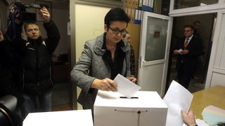 Varazdin, 041211.
Parlamentarni izbori 2011.
Izborno mjesto broj 4 u Varazdinu.
Na slici: glasovanje Marije Cacic, supruge Radimira Cacica.
Foto: Zeljko Hajdinjak / CROPIX