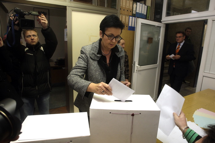 Varazdin, 041211.
Parlamentarni izbori 2011.
Izborno mjesto broj 4 u Varazdinu.
Na slici: glasovanje Marije Cacic, supruge Radimira Cacica.
Foto: Zeljko Hajdinjak / CROPIX