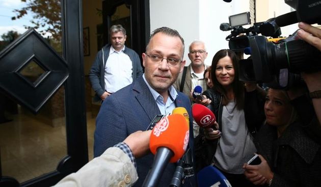 Predstavnici manjina , 8 saborskih zastupnika stiglo u sredisnjicu HDZ-a na nastavak pregovora o sastavljanju nove Vlade. Zlatko Hasanbegovic ministar kulture ne sudjeluje u pregovorima HDZ-a i manjinaca, za trajanja sastanka napustio je sredis