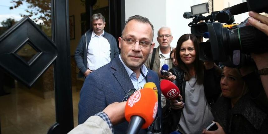 Predstavnici manjina , 8 saborskih zastupnika stiglo u sredisnjicu HDZ-a na nastavak pregovora o sastavljanju nove Vlade. Zlatko Hasanbegovic ministar kulture ne sudjeluje u pregovorima HDZ-a i manjinaca, za trajanja sastanka napustio je sredis