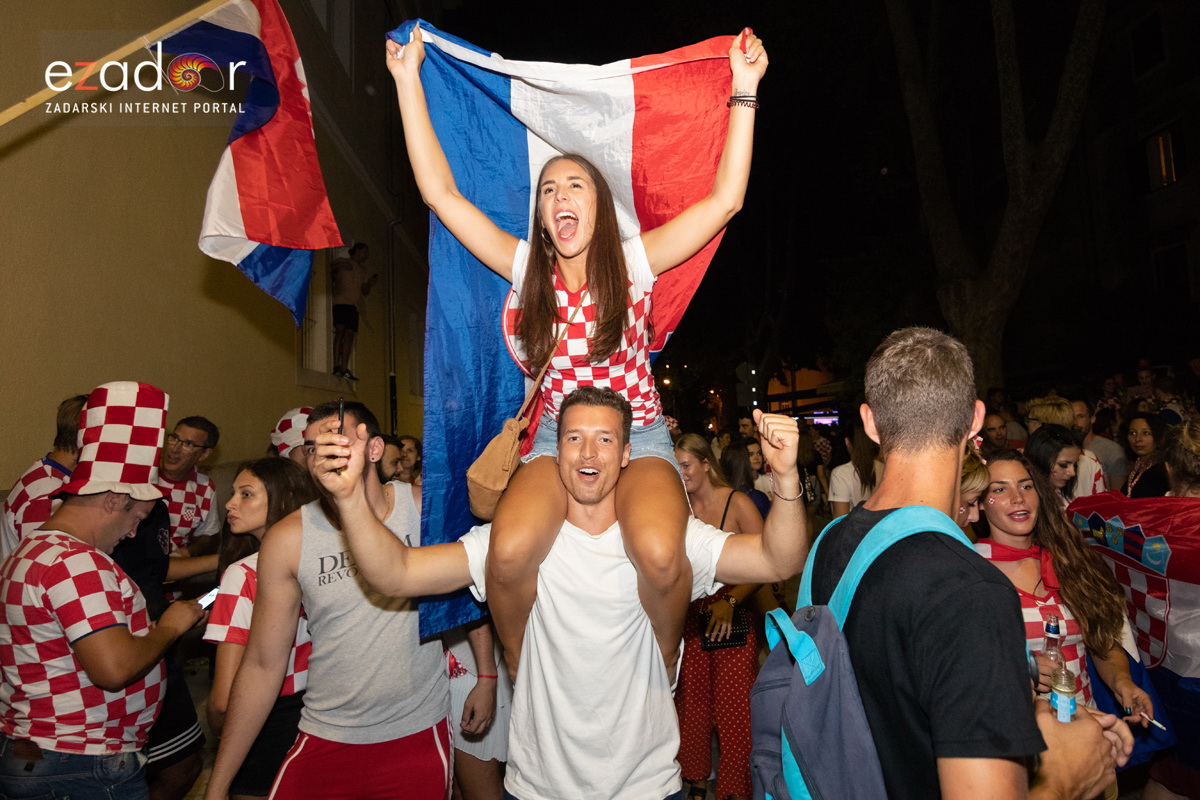Čudesna noć: Velika fešta ulicama Zadra nakon plasmana Vatrenih u finale SP Čudesna noć: Velika fešta ulicama Zadra nakon plasmana Vatrenih u finale SP