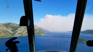 Zračne snage i vojnici gase veliki požar na Pelješcu