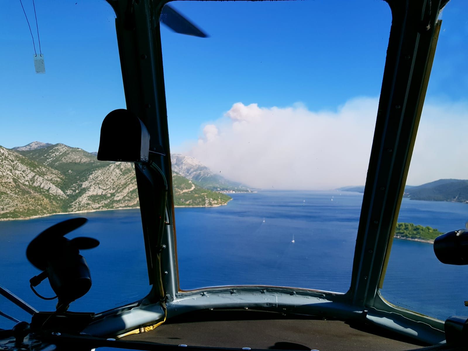 Zračne snage i vojnici gase veliki požar na Pelješcu