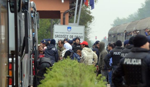 Drugi vlak s izbjeglicama stigao je na slovenski zeljeznicki kolodvor. To je 95. izvanredni vlak koji prevozi izbjeglice iz Tovarnika, i drugi koji je usao u Sloveniju nakon sto je Madjarska zatvorila granicu, a Republika Hrvatska pocela s provedbom Plana