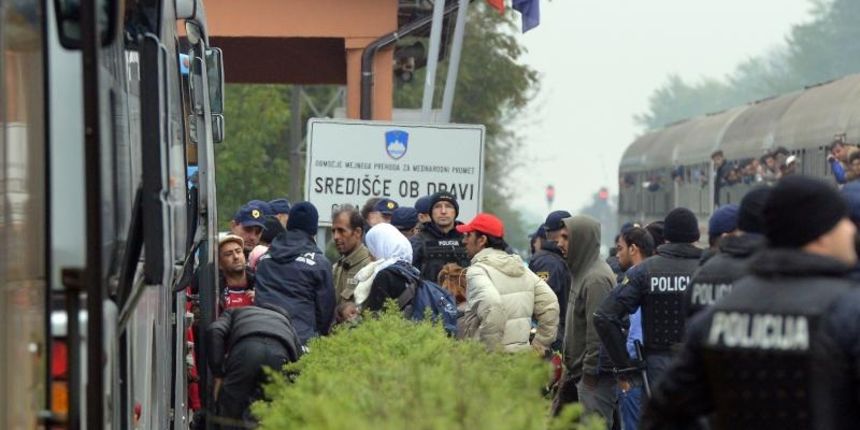 Drugi vlak s izbjeglicama stigao je na slovenski zeljeznicki kolodvor. To je 95. izvanredni vlak koji prevozi izbjeglice iz Tovarnika, i drugi koji je usao u Sloveniju nakon sto je Madjarska zatvorila granicu, a Republika Hrvatska pocela s provedbom Plana
