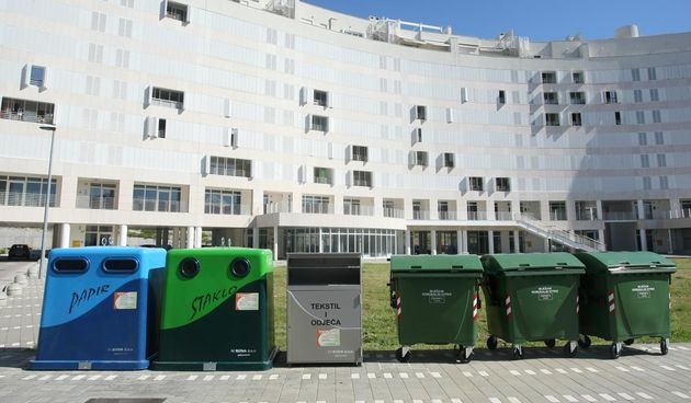 Na prostoru nekadasnjeg TIZ-a postavljen je prvi od planiranih dvanaest zelenih otoka predvidjenih Planom gospodarenja otpadom Grada Zadra. Zeleni otoci su mjesta namijenjena odvojenom sakupljanju otpada. Prvi zeleni otok ima kontejnere za odvojeno prikup