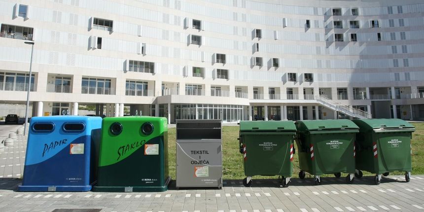 Na prostoru nekadasnjeg TIZ-a postavljen je prvi od planiranih dvanaest zelenih otoka predvidjenih Planom gospodarenja otpadom Grada Zadra. Zeleni otoci su mjesta namijenjena odvojenom sakupljanju otpada. Prvi zeleni otok ima kontejnere za odvojeno prikup