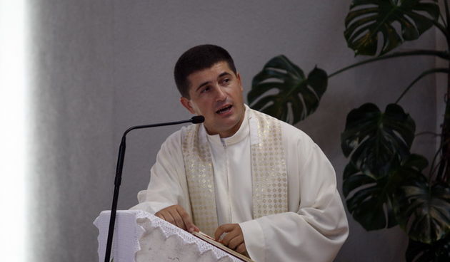 Skabrnja, 150810
Svetkovina Velike Gospe u Skabrnji kraj Zadra. 
Sveta misa koju je sluzio zadarski nadbiskup Zelimir Puljic.
Na slici: skabrnjski zupnik don Boris Pedic.
Foto: Jure Miskovic / CROPIX