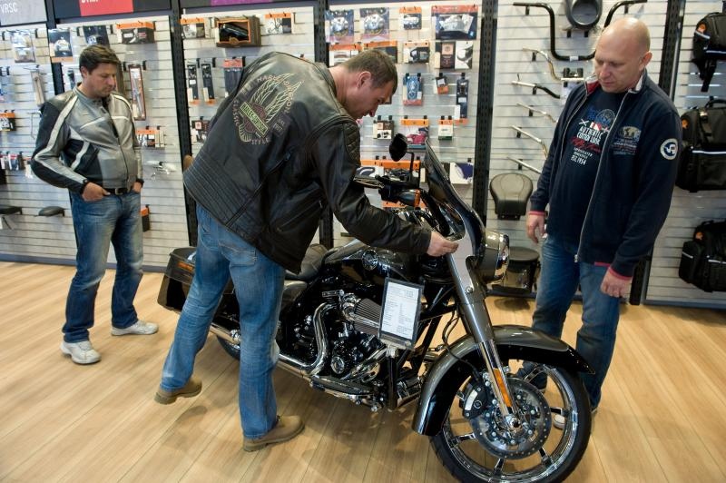 Zagreb – U prodavaonici i zastupnistvu Harley Davidson motora odrzani su Dan otvorenih vrata na kojem su posjetioci mogli razgledati motocikle i neke od njih isprobati. Photo: Davor Visnjic/PIXSELL