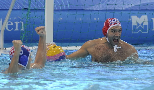 Zagreb, 070910.
Bazen na Savi.
29. Europsko Prvenstvo u vaterpolu, prva polufinalna susret izmedju Hrvatske i Srbije.
Na slici: Josip Pavic golman i Maro Jokovic slave nakon zavrsetka i pobjede nad srbima te ulazak u finale.
Foto: Drago Sopta / CROPIX