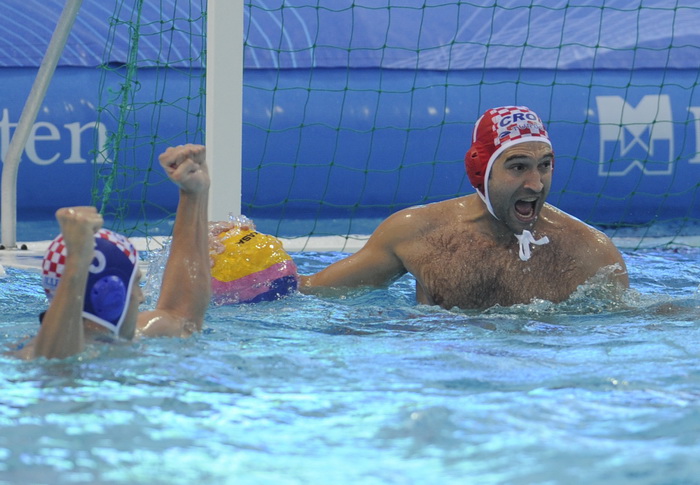 Zagreb, 070910.
Bazen na Savi.
29. Europsko Prvenstvo u vaterpolu, prva polufinalna susret izmedju Hrvatske i Srbije.
Na slici: Josip Pavic golman i Maro Jokovic slave nakon zavrsetka i pobjede nad srbima te ulazak u finale.
Foto: Drago Sopta / CROPIX