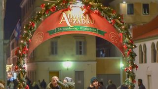 Sv. Nikola s Krampusom i Vilenjakom zabavljao djecu od Kampo Kaštela do Trga Petra Zoranića Sv. Nikola s Krampusom i Vilenjakom zabavljao djecu od Kampo Kaštela do Trga Petra Zoranića