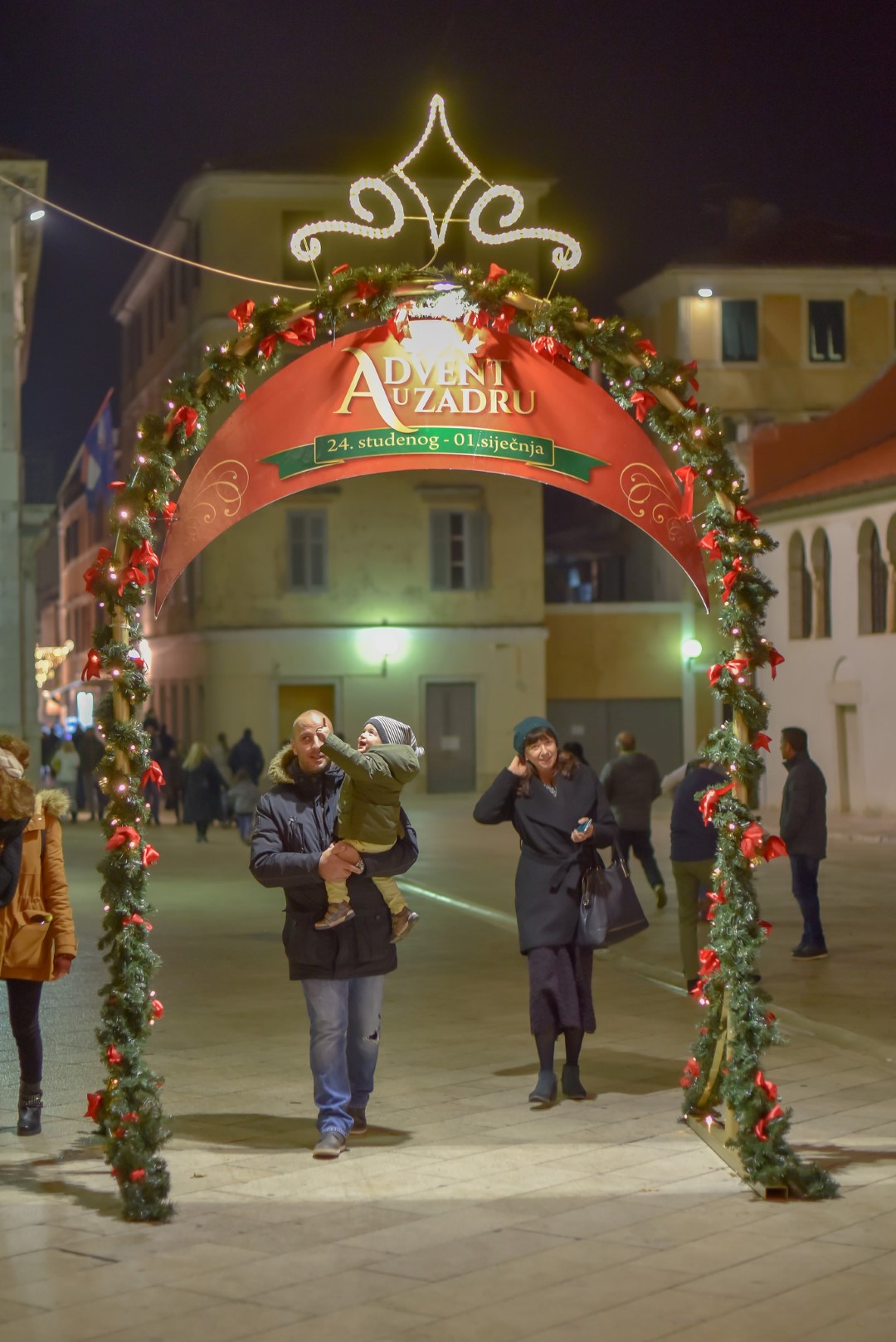 Sv. Nikola s Krampusom i Vilenjakom zabavljao djecu od Kampo Kaštela do Trga Petra Zoranića Sv. Nikola s Krampusom i Vilenjakom zabavljao djecu od Kampo Kaštela do Trga Petra Zoranića