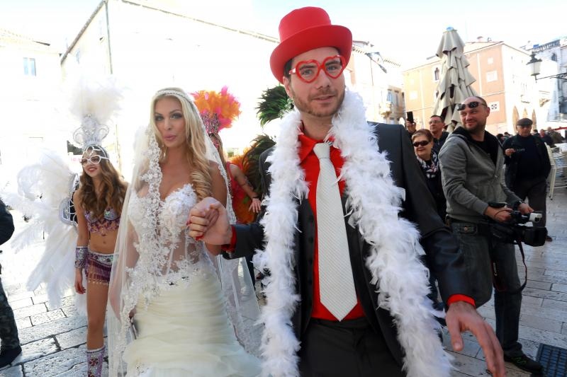 Splitski karneval: Vjenčanje Ave Karabatić i Ivana Pernara na splitskoj rivi