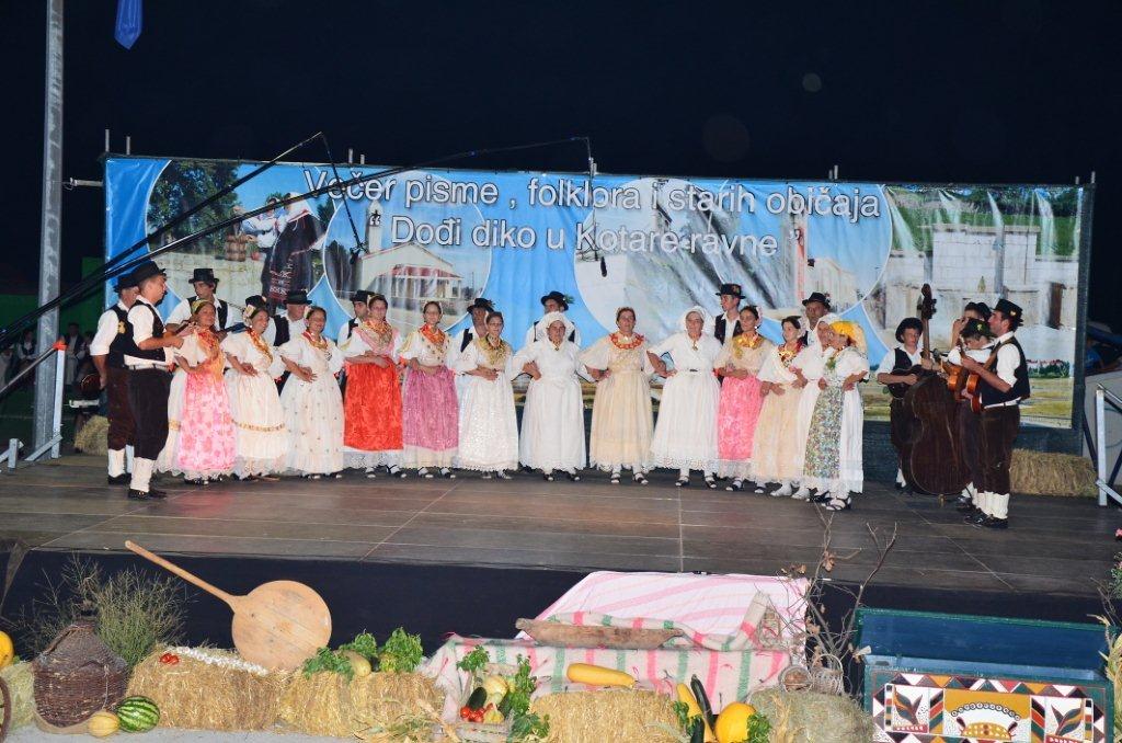 4. po redu večer pisme, folklora i starih običaja “Dođi diko u Kotare ravne – Zemunik 2012.”, foto: Željko Šarić