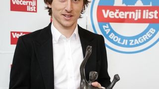 Luki Modriću u dječjoj bolnici u Klaićevoj uručena nagrada nogometaša godine, Photo: Petar Glebov/PIXSELL Luki Modriću u dječjoj bolnici u Klaićevoj uručena nagrada nogometaša godine, Photo: Petar Glebov/PIXSELL