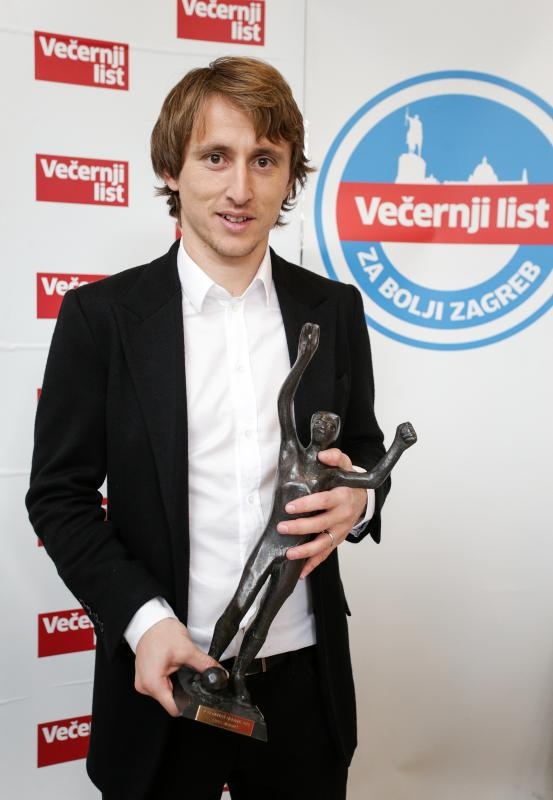 Luki Modriću u dječjoj bolnici u Klaićevoj uručena nagrada nogometaša godine, Photo: Petar Glebov/PIXSELL Luki Modriću u dječjoj bolnici u Klaićevoj uručena nagrada nogometaša godine, Photo: Petar Glebov/PIXSELL