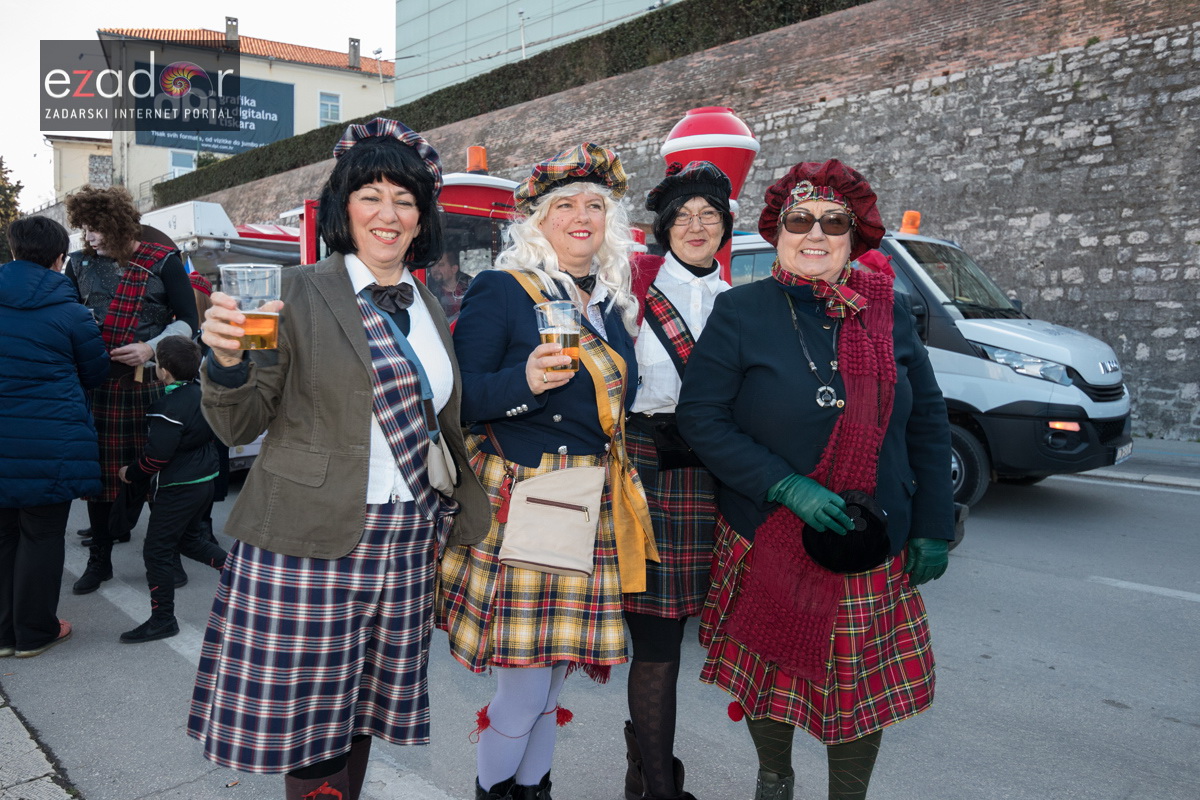 Zadarski karneval 2018: Povorka maškaranih skupina od Gradskih vrata preko Foruma do Narodnog trga Zadarski karneval 2018: Povorka maškaranih skupina od Gradskih vrata preko Foruma do Narodnog trga