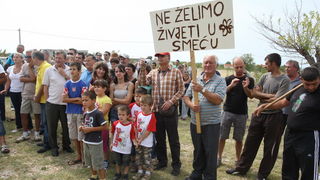 Zadar, 050910.
U Zemuniku Gornjem mjesatni su odrzali mirni prosvjed protiv Roma koji su se naselili na njihovom podrucju.
Na slici : prosvjednici.
Foto : Vladimir Ivanov / CROPIX