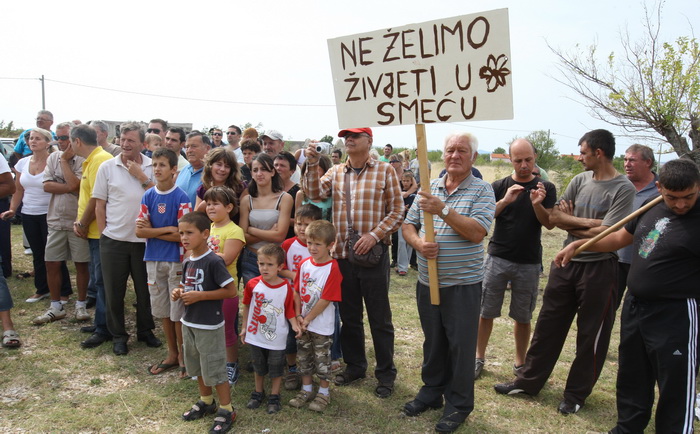 Zadar, 050910.
U Zemuniku Gornjem mjesatni su odrzali mirni prosvjed protiv Roma koji su se naselili na njihovom podrucju.
Na slici : prosvjednici.
Foto : Vladimir Ivanov / CROPIX