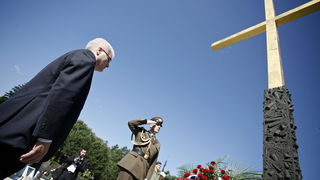 Zagreb, 250611.
Mirogoj.
Povodom Dana drzavnosti predsjednik Ivo Josipovic polozio je vijence na Zid boli, Aleju Hrvatskih branitelja, te grobove Franje Tudjmana i Ivice Racana.
Foto: Nina Djurdjevic / CROPIX