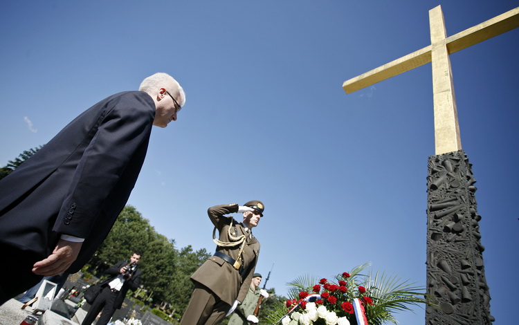 Zagreb, 250611.
Mirogoj.
Povodom Dana drzavnosti predsjednik Ivo Josipovic polozio je vijence na Zid boli, Aleju Hrvatskih branitelja, te grobove Franje Tudjmana i Ivice Racana.
Foto: Nina Djurdjevic / CROPIX