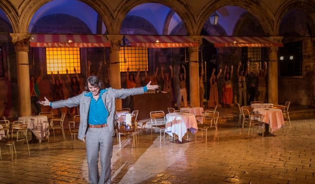 Kostimirana proba predstave Kafetarija prema djelu La bottega del caffe, jednoj od najuspješnijih komedija talijanskog komediografa Carla Goldonija