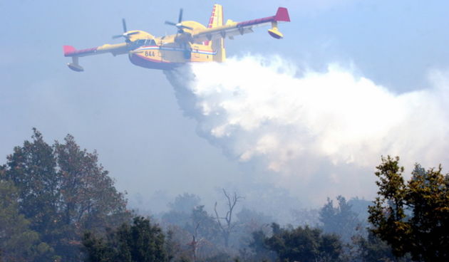 Skabrnja, 090909.
Veliki pozar koji je izbio izmedju Skabrnje i Nadina, razbuktao se i zaprijetio je kucama.
U pomoc gasiteljima stigla su dva kanadera i dva air traktora.
Jak vjetar otezava gasenje. 
Na slici: kanader gasi pozar.
Foto: Branislav Grgurovi