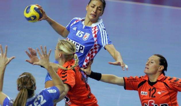 Rijeka, 151009. Danas je u sportskoj dvorani na Zametu odigrana rukometna utakmica za zene izmedju reprezentacija Hrvatske i Nizozemske. Na slici: Andrea Penezic (15). Foto: Zeljko Sop / CROPIX