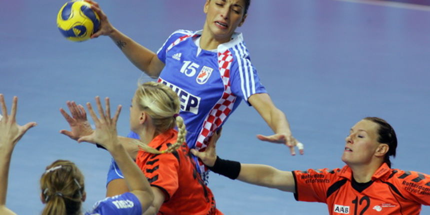 Rijeka, 151009. Danas je u sportskoj dvorani na Zametu odigrana rukometna utakmica za zene izmedju reprezentacija Hrvatske i Nizozemske. Na slici: Andrea Penezic (15). Foto: Zeljko Sop / CROPIX Rijeka, 151009. Danas je u sportskoj dvorani na Zametu odigrana rukometna utakmica za zene izmedju reprezentacija Hrvatske i Nizozemske. Na slici: Andrea Penezic (15). Foto: Zeljko Sop / CROPIX