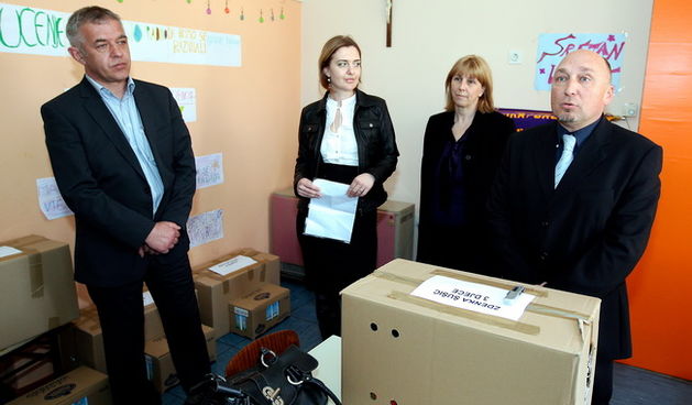 Zadar, 290310.Lions klub iz Zadra organizirali su akciju “Za ljepsi Uskrs svima” kojom su blagdan Uskrsa zeljeli uljepsati obiteljima kojima je pomoc najpotrebnija. Hranom i razlicitim kucnim potrepstinama pomogli su 20 obitelji s ukupno 70 djece.Na fot