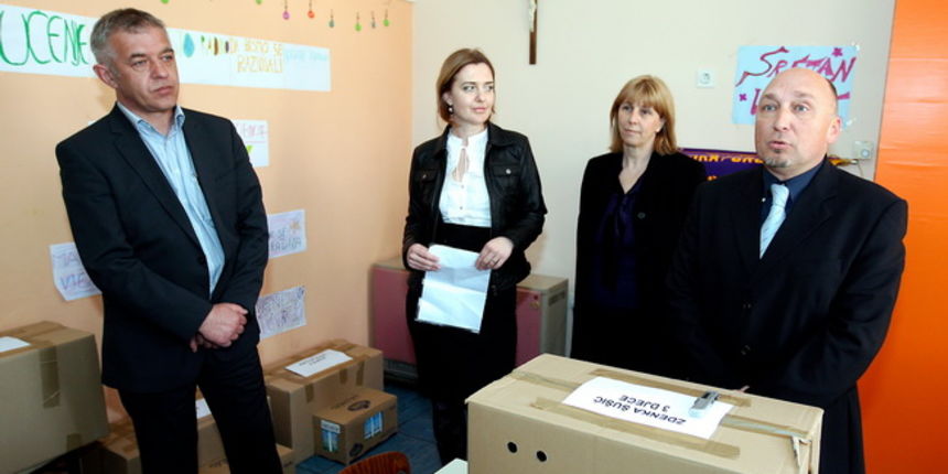 Zadar, 290310.Lions klub iz Zadra organizirali su akciju “Za ljepsi Uskrs svima” kojom su blagdan Uskrsa zeljeli uljepsati obiteljima kojima je pomoc najpotrebnija. Hranom i razlicitim kucnim potrepstinama pomogli su 20 obitelji s ukupno 70 djece.Na fot