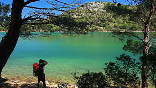 Dugi otok, 260609.
Dugi otok je jedva 1,5 sat udaljen od Zadra, jedan je od skrivenih Jadransih bisera. Sa raznolikom prirodom i plazama, cistim morem, on je namjenjen gostima koji vise cijene prirodu od zabave.
Na slici: geomorfoloski fenomen u parku Pri