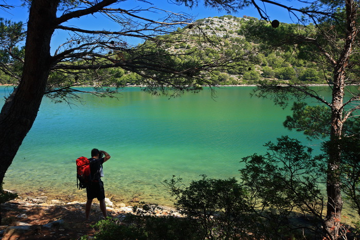 Dugi otok, 260609.
Dugi otok je jedva 1,5 sat udaljen od Zadra, jedan je od skrivenih Jadransih bisera. Sa raznolikom prirodom i plazama, cistim morem, on je namjenjen gostima koji vise cijene prirodu od zabave.
Na slici: geomorfoloski fenomen u parku Pri