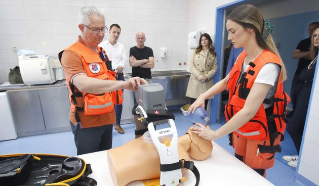Grad Makarska i općine donirale Hitnoj pomoći vrijedan uređaj za masažu srca