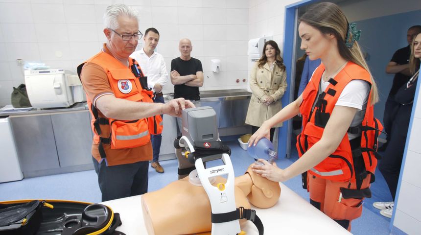 Grad Makarska i općine donirale Hitnoj pomoći vrijedan uređaj za masažu srca