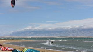 Jaka bura pružila je prigodu nekolicini kitesurfera da pokažu svoje umjeće na ninskoj plaži.  Photo: Dino Stanin/PIXSELL