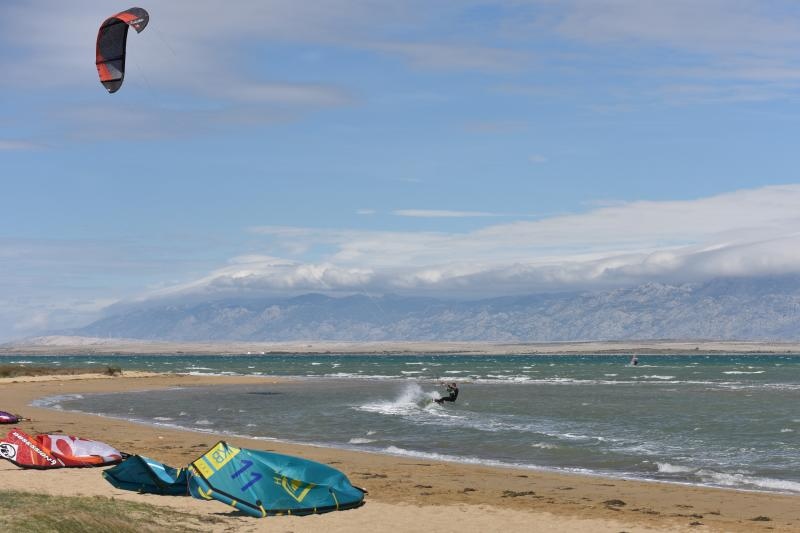 Jaka bura pružila je prigodu nekolicini kitesurfera da pokažu svoje umjeće na ninskoj plaži.  Photo: Dino Stanin/PIXSELL