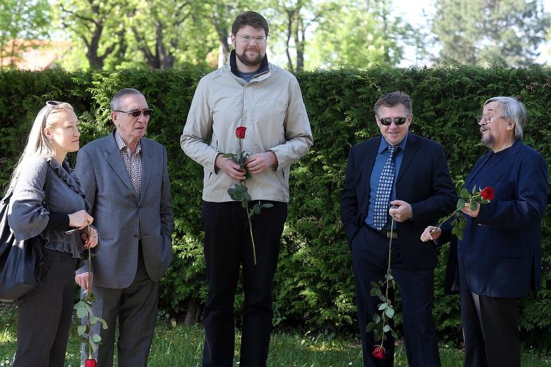 Izaslanstvo SDP-a položilo vijence prvom predsjedniku stranke Ivici Račanu Izaslanstvo SDP-a položilo vijence prvom predsjedniku stranke Ivici Račanu