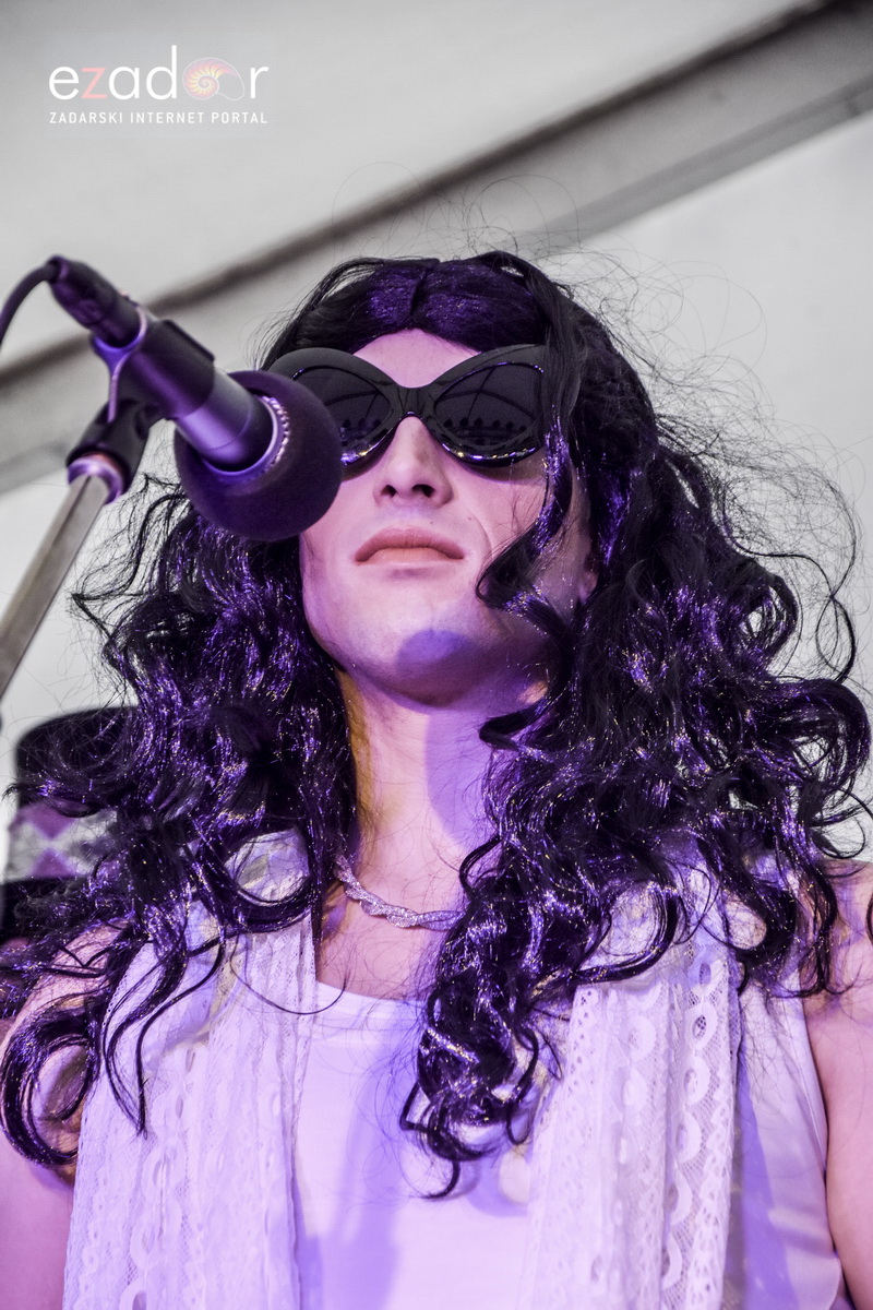 Paški zimski karneval 2018: Karnevalska povorka prošla ulicama grada do Pijace