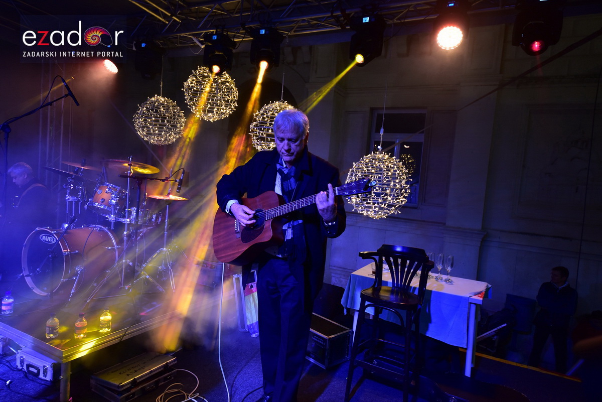 Tisuće Zadrana uživalo na krcatom Narodnom trgu i Tgu Petra Zoranića uz Tomislava Bralića i klapu Intrade Tisuće Zadrana uživalo na krcatom Narodnom trgu i Tgu Petra Zoranića uz Tomislava Bralića i klapu Intrade