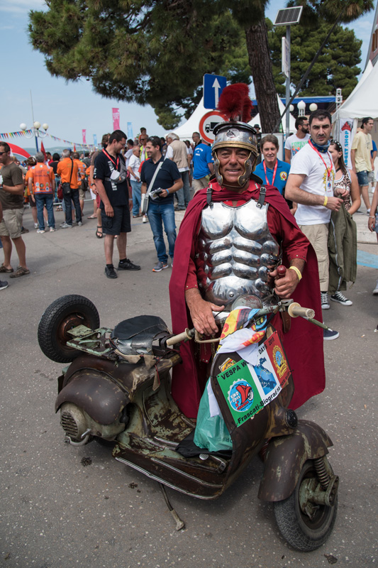 Spektakularni defile vespaša, foto: Vinko Pešić Spektakularni defile vespaša, foto: Vinko Pešić