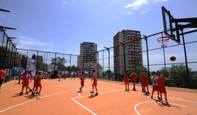 Sibenik, 170513.
Kod sportske dvorane na Baldekinu svecano je otvoreno kosarkasko igraliste u sklopu spomenika Drazenu Petrovicu.
Na fotografiji: djeca iz skole kosarke Drazen Petrovic na igralistu.
Foto: Niksa Stipanicev / CROPIX