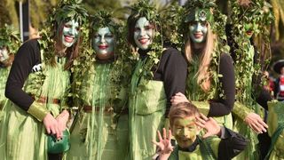 Karnevalska povorka krenula je s Branimirove obale prema Poluotoku. Photo: Dino Stanin/PIXSELL