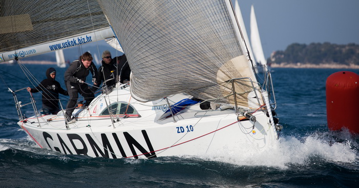 Zadar, 260211.
U Biogradskom akvatoriju se ovoga vikenda odrzava 11. Karnevalska regata. U tri jedrenja natjecati ce se 50-ak brodova.
Na slici: detalj sa subotnjeg jedrenja.
Foto: Vladimir Ivanov / CROPIX Zadar, 260211.
U Biogradskom akvatoriju se ovoga vikenda odrzava 11. Karnevalska regata. U tri jedrenja natjecati ce se 50-ak brodova.
Na slici: detalj sa subotnjeg jedrenja.
Foto: Vladimir Ivanov / CROPIX