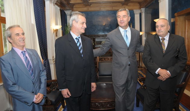 Podgorica , 201010.Crnogorski premijer Milo Djukanovic primio je u posjet  predsjednika Udruge dragovoljaca domovinskog rata Grada Dubrovnika Igora Zuvela , predsjednika Hrvatskog gradjanskog drustva Crne Gore dr Ivana Ilica, i Tripu Shuberta.Foto: Savo
