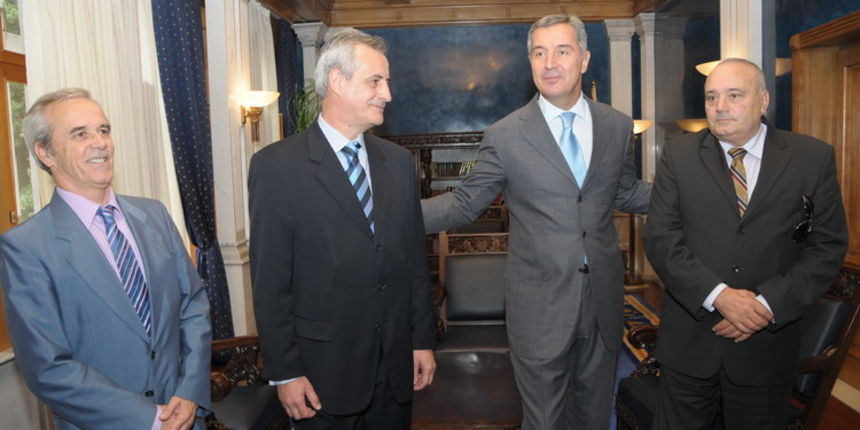Podgorica , 201010.Crnogorski premijer Milo Djukanovic primio je u posjet predsjednika Udruge dragovoljaca domovinskog rata Grada Dubrovnika Igora Zuvela , predsjednika Hrvatskog gradjanskog drustva Crne Gore dr Ivana Ilica, i Tripu Shuberta.Foto: Savo Podgorica , 201010.Crnogorski premijer Milo Djukanovic primio je u posjet predsjednika Udruge dragovoljaca domovinskog rata Grada Dubrovnika Igora Zuvela , predsjednika Hrvatskog gradjanskog drustva Crne Gore dr Ivana Ilica, i Tripu Shuberta.Foto: Savo