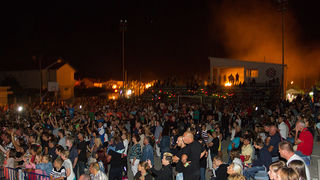 Mještani Bibinja sinoć su uživali u vrhunskom koncertu grupe Colonija na sportskom centru Crljenica Mještani Bibinja sinoć su uživali u vrhunskom koncertu grupe Colonija na sportskom centru Crljenica