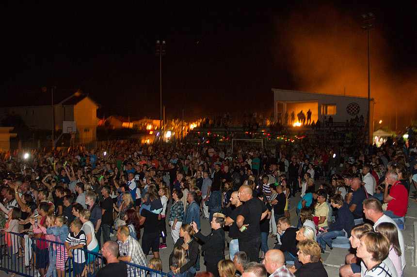 Mještani Bibinja sinoć su uživali u vrhunskom koncertu grupe Colonija na sportskom centru Crljenica Mještani Bibinja sinoć su uživali u vrhunskom koncertu grupe Colonija na sportskom centru Crljenica